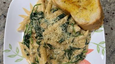 Yo Mama’s Creamy Spinach & Artichoke Pasta